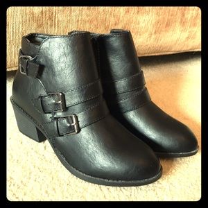 Trendy Super Cute Black Ankle Booties!